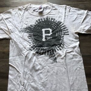 Pittsburgh Pirates T-Shirt. Size small.